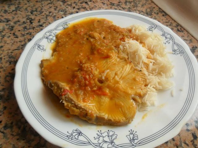 Pescado con curry de coco y tambien salsa americana