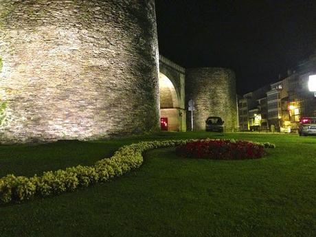 Ruta por Galicia. La Muralla Romana de Lugo (nocturna).
