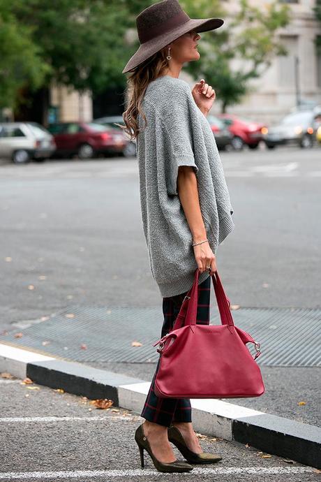 LAST WEEK OF OCTOBER cardigan uterque oversized, pantalon cuadros zara, zapatos carmen seteffens, navas joyeros, maxi asa corta lacambra, day a day oxblood, lace top zara studio, top encaje zara studio, cristina blanco, guiaeestilo, guia de estilo, spanish fashion blog