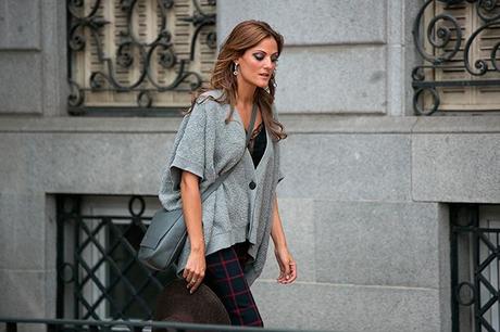 LAST WEEK OF OCTOBER cardigan uterque oversized, pantalon cuadros zara, zapatos carmen seteffens, navas joyeros, maxi asa corta lacambra, day a day oxblood, lace top zara studio, top encaje zara studio, cristina blanco, guiaeestilo, guia de estilo, spanish fashion blog