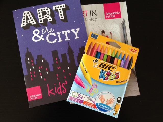 Lápices de colores y cuaderno de dibujo para niños que te dan al entrar a la feria