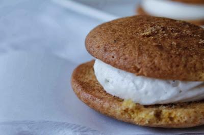 Whoopie pies de calabaza rellenos de crema de vainilla