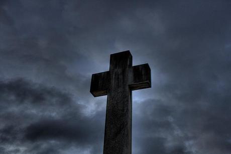 Cruz en cementerio