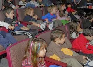 Chicos y Papás junto a La Linterna Mágica