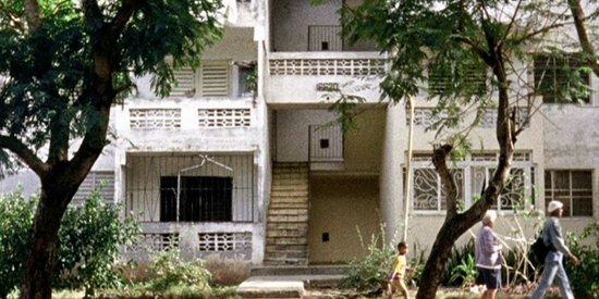 Cine chileno. El Edificio de los chilenos.  Desacralización de la militancia heroica,