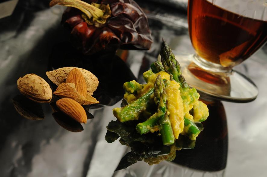 Espárragos en salsa de almendra recomendados por el CRDO Estepa