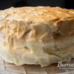 Espolvorear la canela sobre el pastel.