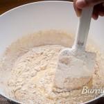 Batir con espátula de globo.