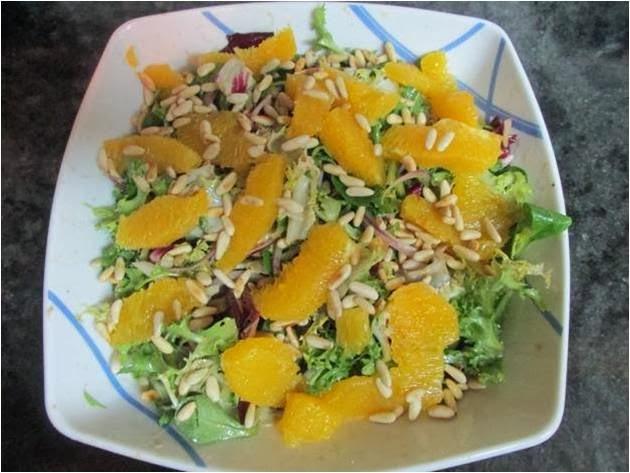 ENSALADA CON NARANJA Y PIÑONES