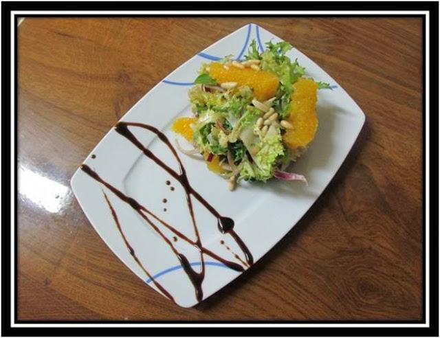 ENSALADA CON NARANJA Y PIÑONES