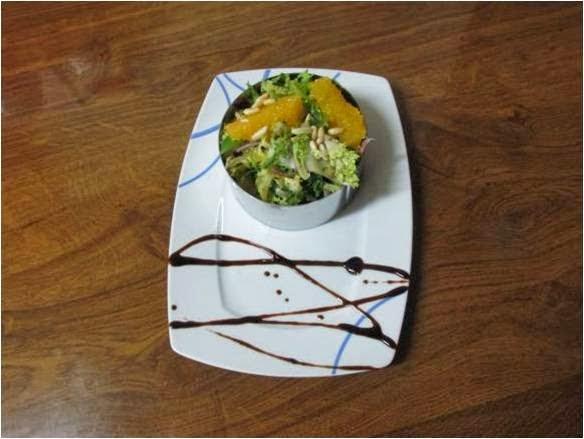 ENSALADA CON NARANJA Y PIÑONES