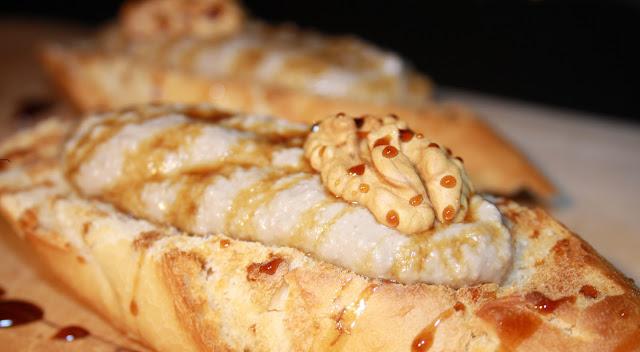 TOSTA DE QUESO AZUL, MANZANA Y NUECES CON MIEL.