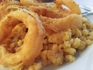 Calamares fritos sobre migas granaínas