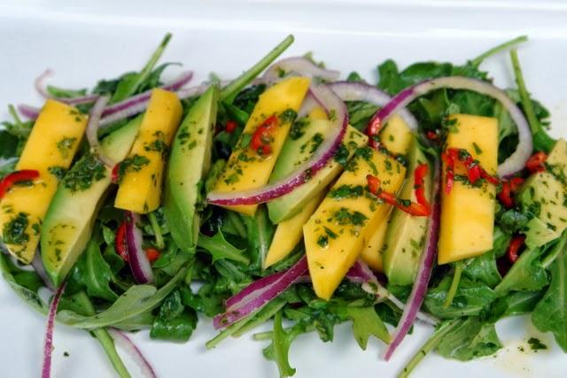 ENSALADA DE MANGO, PALTA Y RUCULA