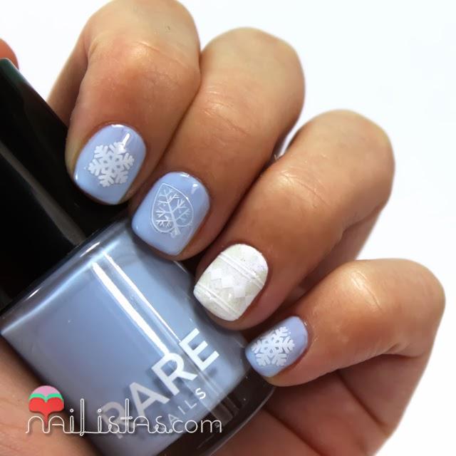 Uñas decoradas con hojas y copos de nieve