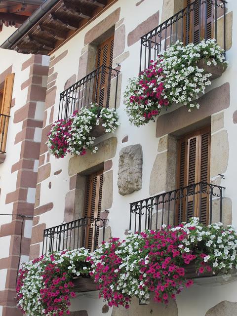 Hoy me gustan....... los balcones floridos