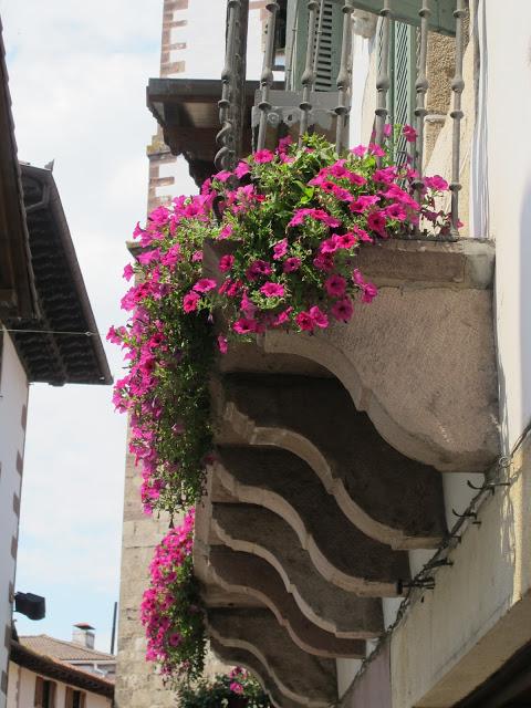 Hoy me gustan....... los balcones floridos