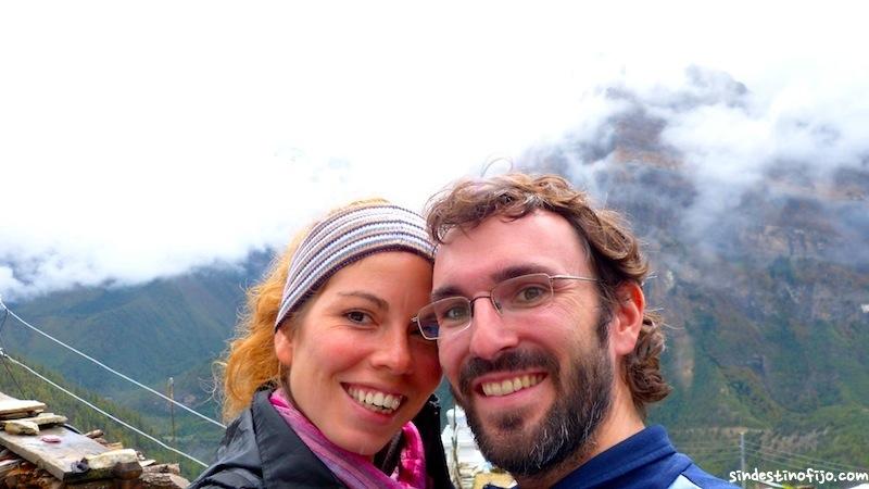 contentos en el trek en Nepal