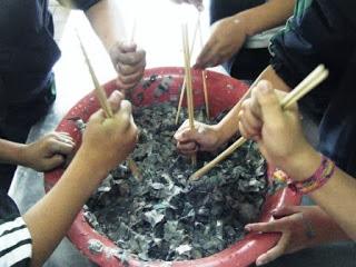 Todos elaboramos la pasta del Papel Maché