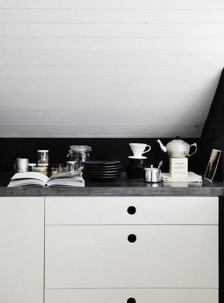 Un atico escandinavo frio e industrial