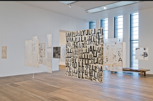 Mira Schendel Instalación como la mostrada en la Bienal de Venecia de 1968