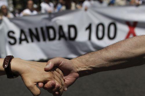 Dos-manifestantes-se-dan-la-ma_54376913330_54028874188_960_639