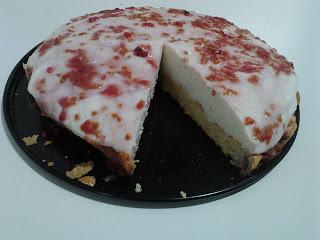 Bizcocho con mousse de queso y frambuesas