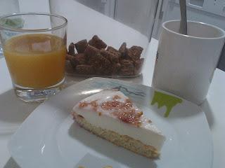 Bizcocho con mousse de queso y frambuesas