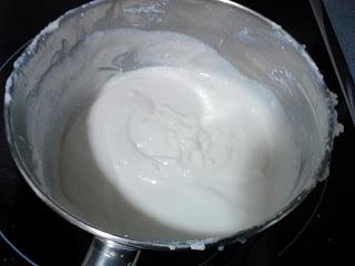 Bizcocho con mousse de queso y frambuesas