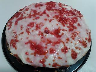 Bizcocho con mousse de queso y frambuesas