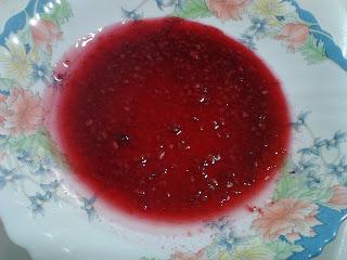 Bizcocho con mousse de queso y frambuesas