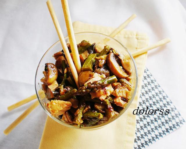 Espárragos trigueros con champiñones y foie micuit