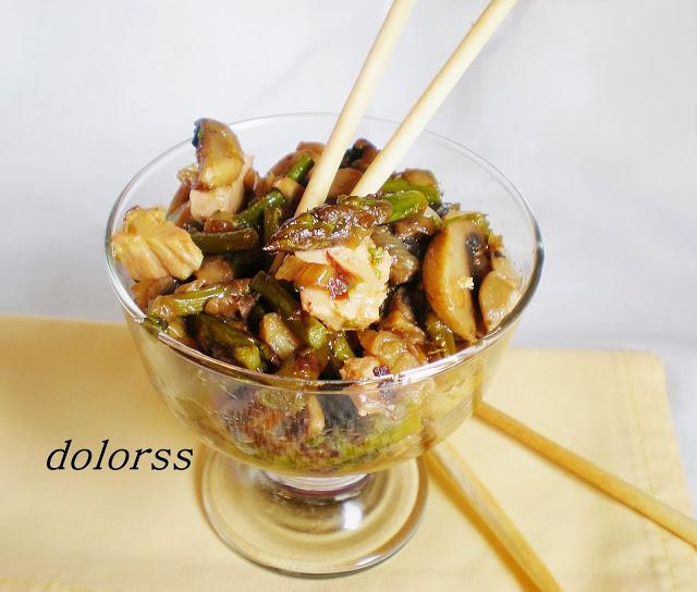 Espárragos trigueros con champiñones y foie micuit