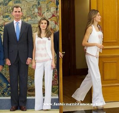 Dña. Letizia, vestida con pantalón y chaleco blanco, recibe en La Zarzuela. El look de la Princesa