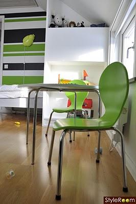 Una habitación infantil a rayas verdes