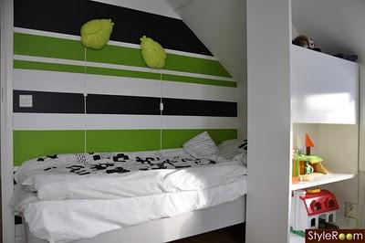 Una habitación infantil a rayas verdes