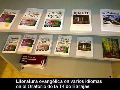 El oratorio de la T4 de Barajas ofrece literatura evangélica en varios idiomas