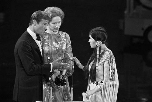 sacheen-littlefeather-roger-moore-el-apetecido-premio-oscar