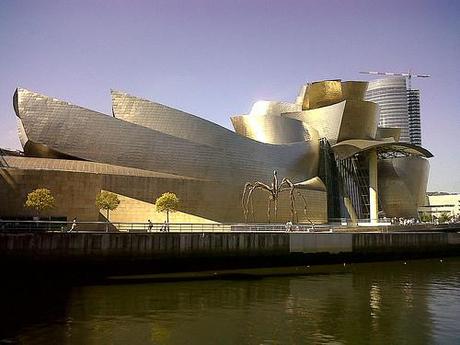 BILBAO Museo Guggenheim desde el BilboBoat