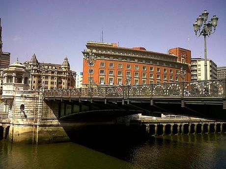 BILBAO Puente del Ayuntamiento. Y Edificio Aznar