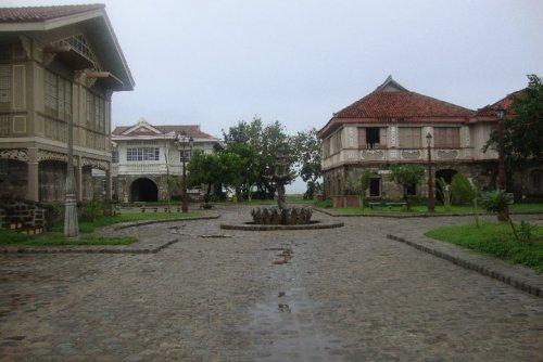 LAS CASAS FILIPINAS DE ACUZAR
