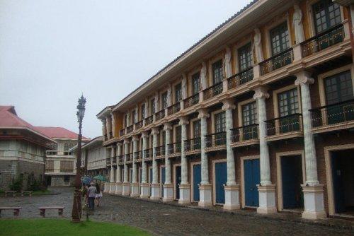 LAS CASAS FILIPINAS DE ACUZAR