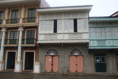 LAS CASAS FILIPINAS DE ACUZAR