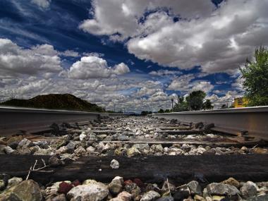 ¿Por qué hay piedras en las vías del tren?
