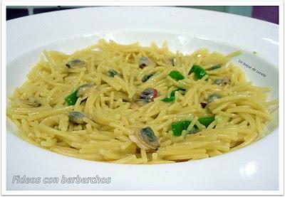 Fideos con berberechos.