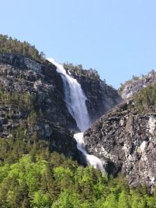 Catarata Noruega: fiordos y sol de medianoche, un espectáculo natural