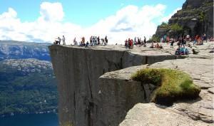 El Púlpito, Lysefjord Noruega: fiordos y sol de medianoche, un espectáculo natural