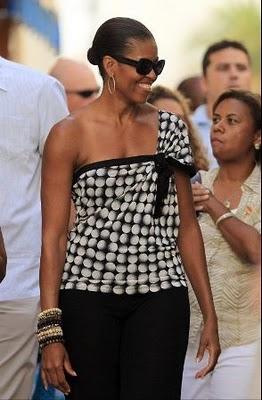Michelle Obama elige el negro y blanco para sus primeros días en Marbella. El look de la Primera Dama