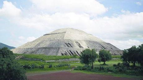 IMPONENTE. LA PIRAMIDE DE TEOTIHUACAN, CERCA DE LA CAPITAL MEXICANA, ES EL VESTIGIO DE UNA CULTURA PREHISPANICA. EN 1987 FUE DECLARADA PATRIMONIO DE LA HUMANIDAD POR LA UNESCO.