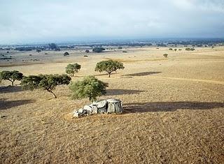 Una de las 177 antas, una forma distintiva de sepulcro megalítico. Las orientaciones de los 177 monumentos corresponden casi exactamente a las posibles posiciones de salida del Sol